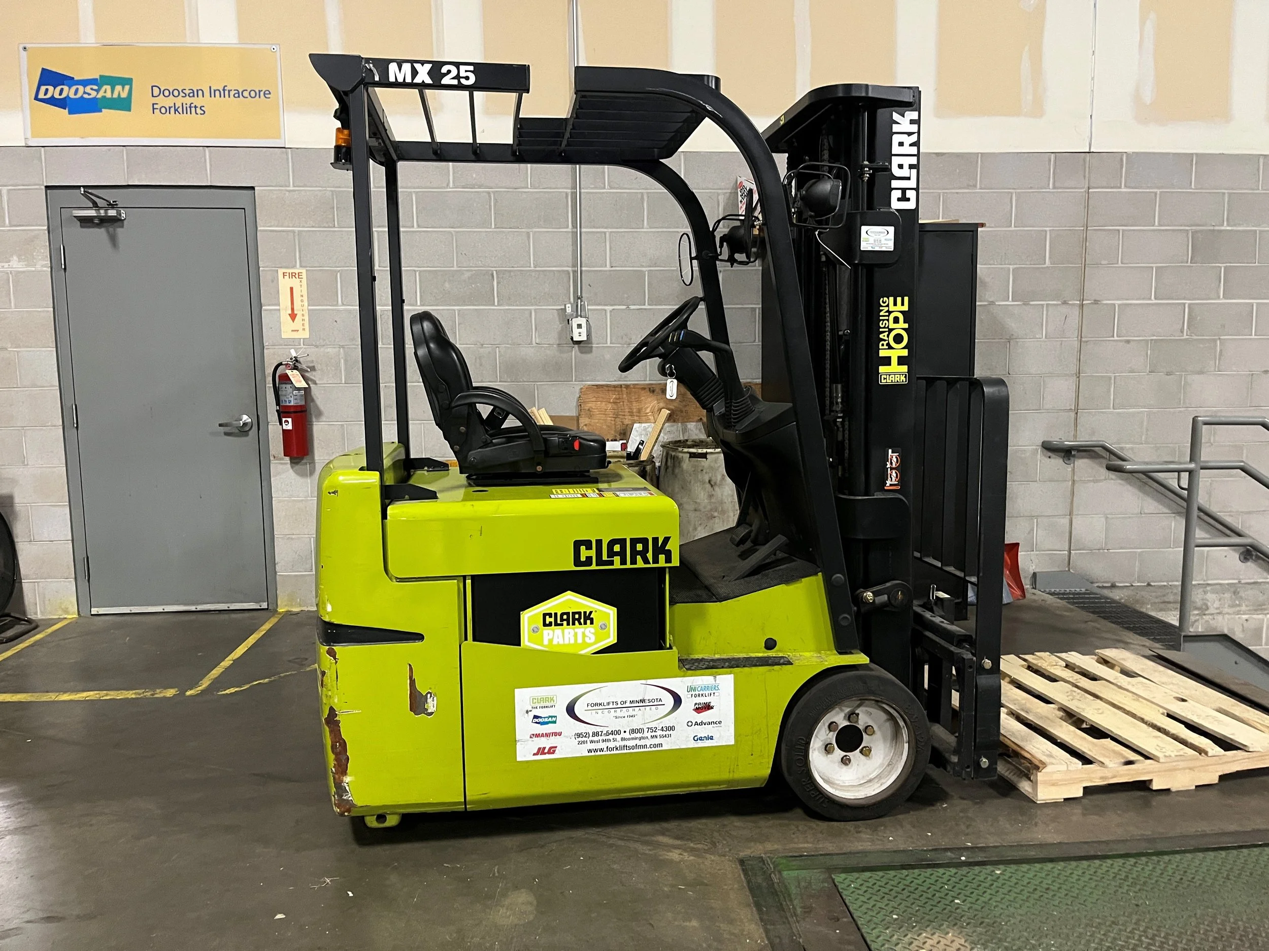 2023 CLARK TMX25 - $30,950